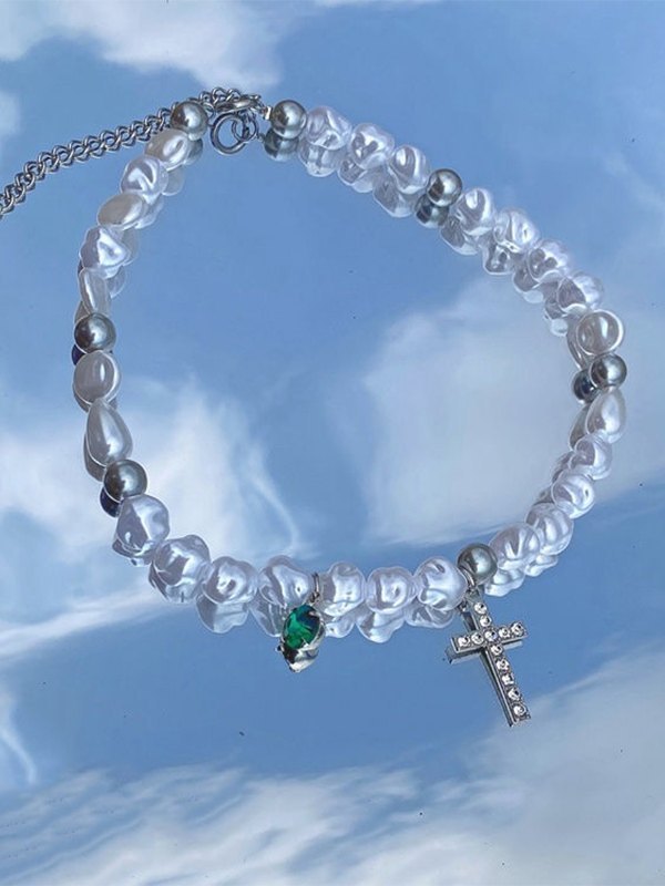 Collar de gargantilla de perlas de imitación con colgante de cruz de diamantes de imitación-3