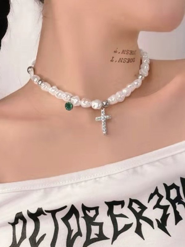 Collar de gargantilla de perlas de imitación con colgante de cruz de diamantes de imitación-2