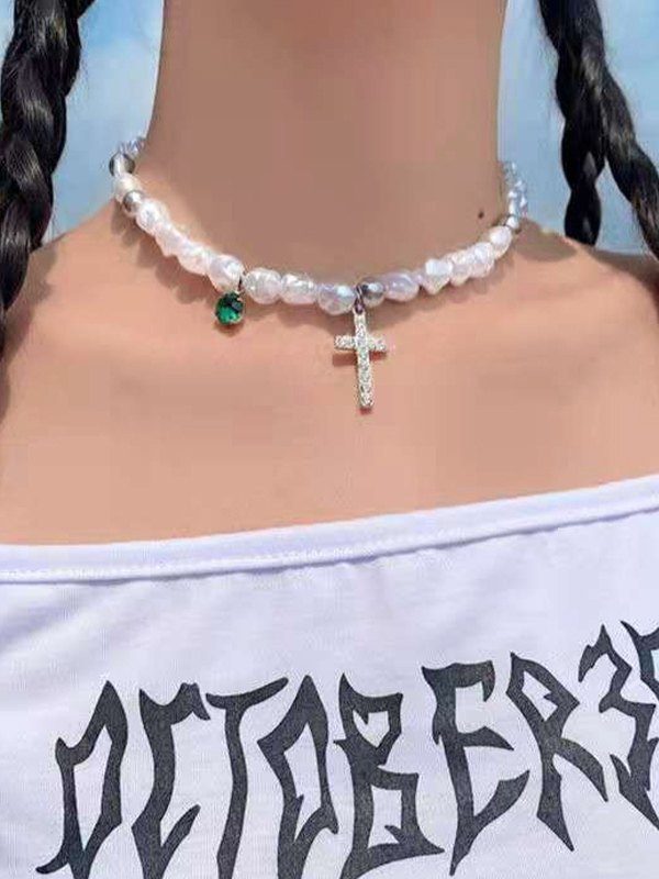 Collar de gargantilla de perlas de imitación con colgante de cruz de diamantes de imitación-1